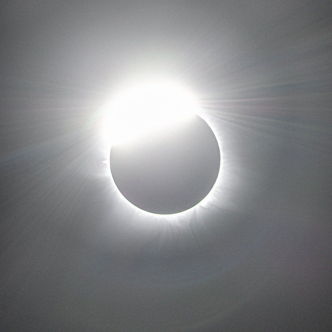 TaraMoonHunter's tweet photo. 20 April 2023 Total Solar Eclipse from Exmouth, Western Australia. INCREDIBLE! #NingalooEclipse #ExmouthEclipse #SolarEclipse2023 #SolarEclipse #Eclipse #TotalEclipse #totalsolareclipse https://t.co/L8pCJfJbBs