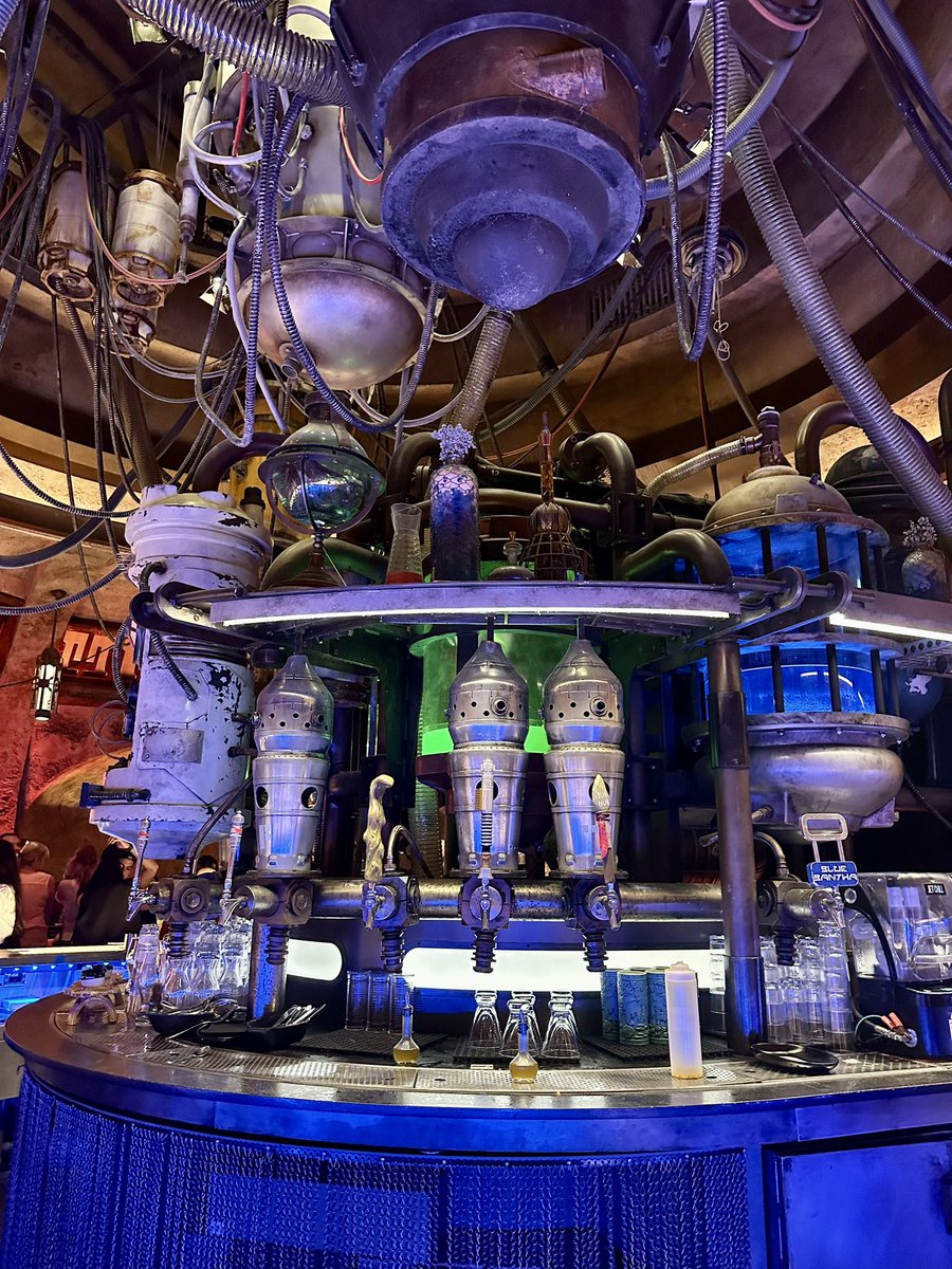 alka_saelzler's tweet image. I went to Oga’s Cantina for the first time (finally) and I love the detail of the beer taps being recycled IG units! #nerdthings