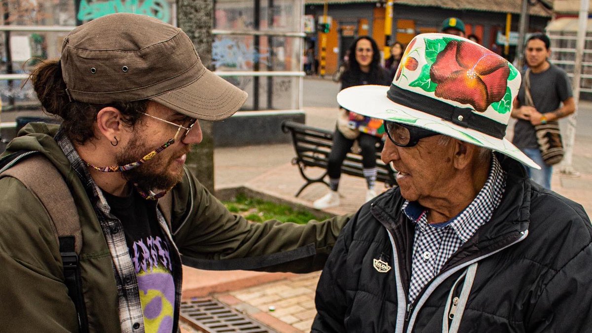 Sebascub1's tweet photo. Pille este hilo de fotos chimbaas charlando con la pipol. Severo no estar de acuerdo  con alguien. Y reconocer la diferencia del otro. 

Hay una creciente ciudadanía que cree en eso de respetar y amar la diferencia del otrx. https://t.co/b4t3cJ3Ufg