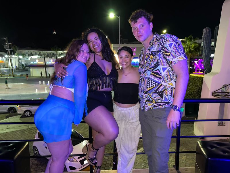 mbj907's tweet photo. Progressively got drunker in each photo https://t.co/1W6dkye16Z