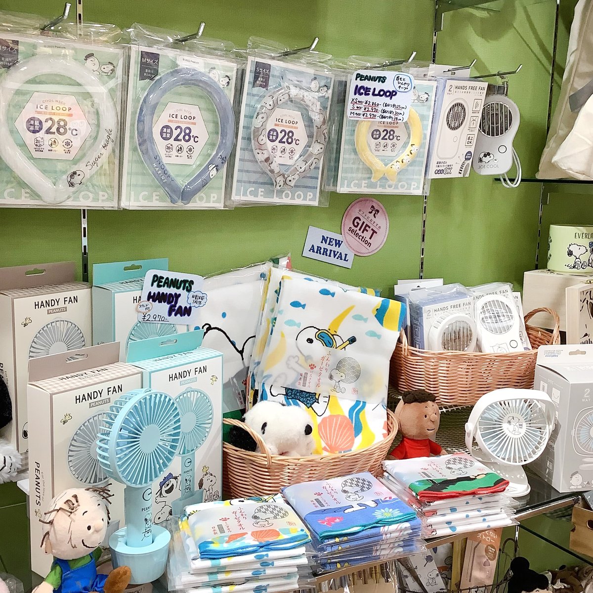 Kiitos_PR's tweet image. Kiitos甲府昭和店では、
スヌーピーのハンディファンファンが入荷しました🏝
この夏、大活躍間違いなしのおすすめアイテムです🌻

近くにお越しの際は、ぜひお立ち寄りください😉
皆様のご来店をお待ちしております🥰
#iceloop #ハンディファン #PEANUTS #ピーナッツ #スヌーピー #熱中症対策