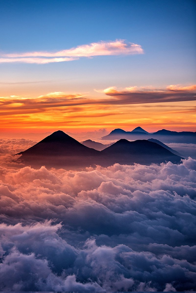 DavidRojasGt's tweet photo. Parte de la cadena volcánica de #Guatemala al atardecer a 3976 de altura desde la cima del volcán Acatenango.
https://t.co/ztikN0epgp https://t.co/GJECVvjllf
