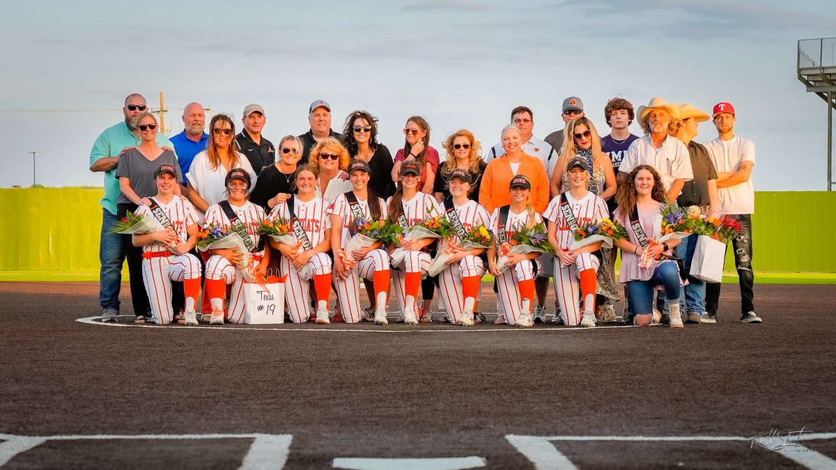 LadycatSoftbal1's tweet photo. We're so lucky to live in this amazing community that LOVES its Ladycats! 🧡🖤 Thank you to everyone who showed up last night to honor this amazing senior class! We are grateful for the impact the #classof2023 has made on our program! #ladycatsoftball #playfortheA 📷: @khill_shot https://t.co/aiDbZs5NUm