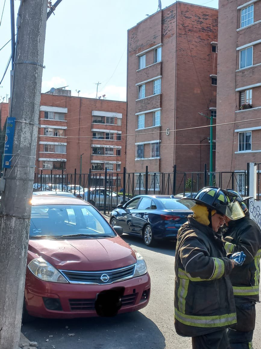 lawrah20's tweet photo. El 1 de abril un gran pedazo de concreto se desprendió de un poste sobre cañaverales cerca de cafetales cayendo sobre un coche causando gran daño. El poste aún tiene material que podría desprenderse en cualquier momento y cobrar vidas. #CFE_Contigo necesitan hacer algo https://t.co/eyJeTepjtU