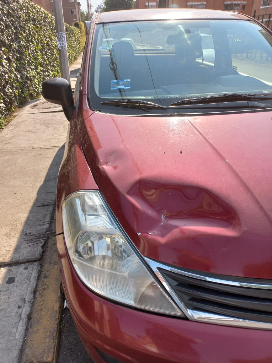 lawrah20's tweet photo. El 1 de abril un gran pedazo de concreto se desprendió de un poste sobre cañaverales cerca de cafetales cayendo sobre un coche causando gran daño. El poste aún tiene material que podría desprenderse en cualquier momento y cobrar vidas. #CFE_Contigo necesitan hacer algo https://t.co/eyJeTepjtU