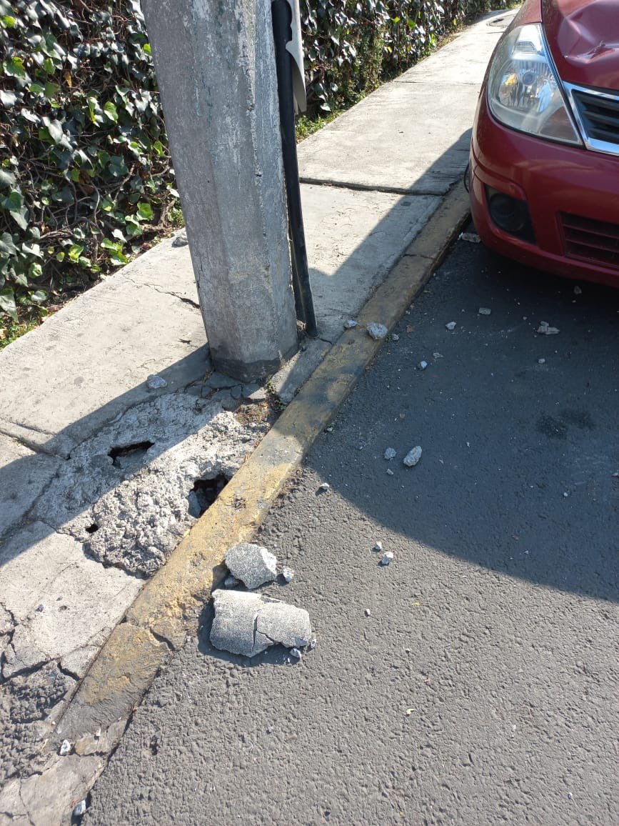 lawrah20's tweet photo. El 1 de abril un gran pedazo de concreto se desprendió de un poste sobre cañaverales cerca de cafetales cayendo sobre un coche causando gran daño. El poste aún tiene material que podría desprenderse en cualquier momento y cobrar vidas. #CFE_Contigo necesitan hacer algo https://t.co/eyJeTepjtU