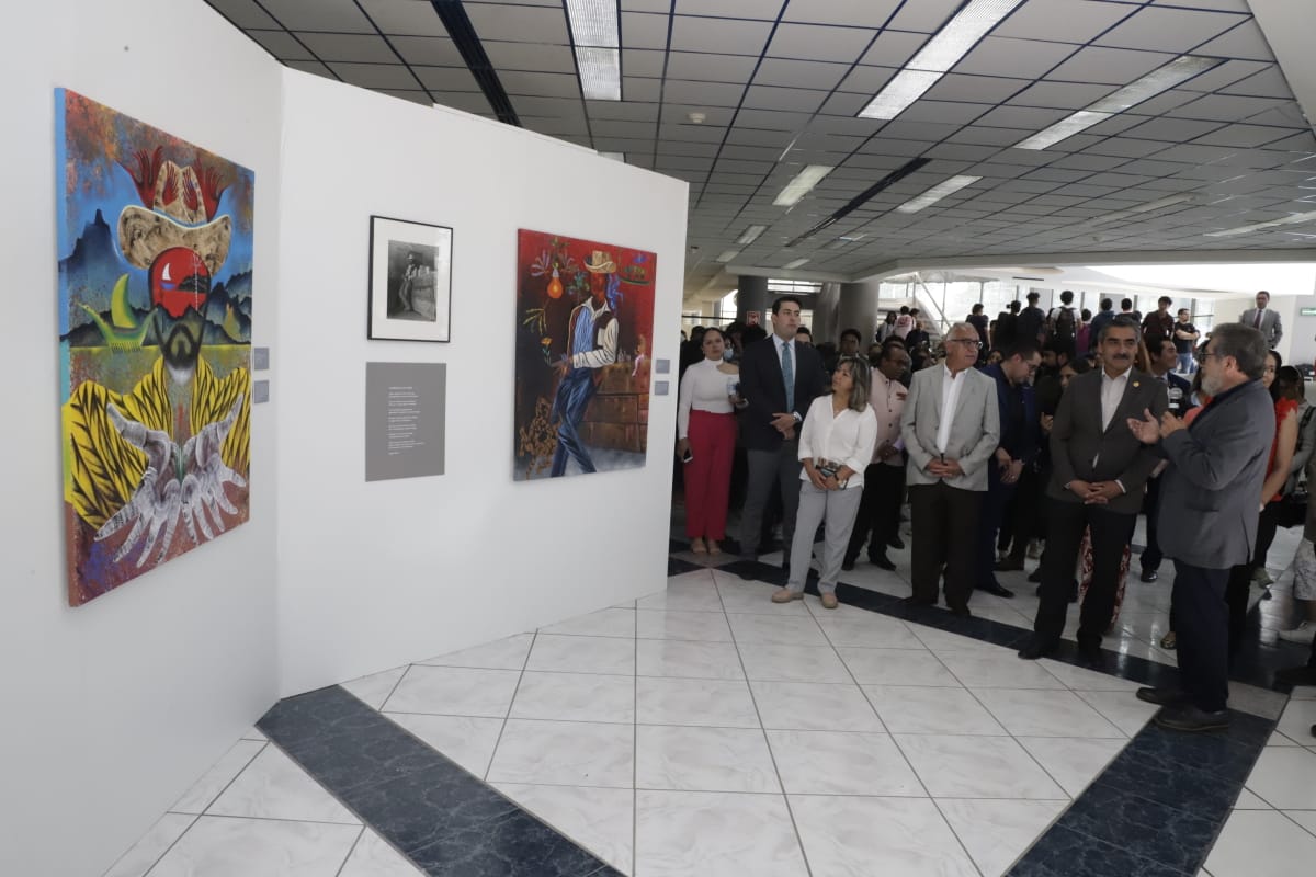 finimx's tweet photo. Se realizó la Inauguración de la exposición Los Claroscuros del Color y la Palabra, presentada por Alejandra Atala, Rodrigo Moya y Carlos Maciel "Kijano", te invitamos a visitar esta exposición en el #CEVIDE así como no perderte ninguna de las actividades del #FINIXII #FINI2023 https://t.co/QXKSocB8yu