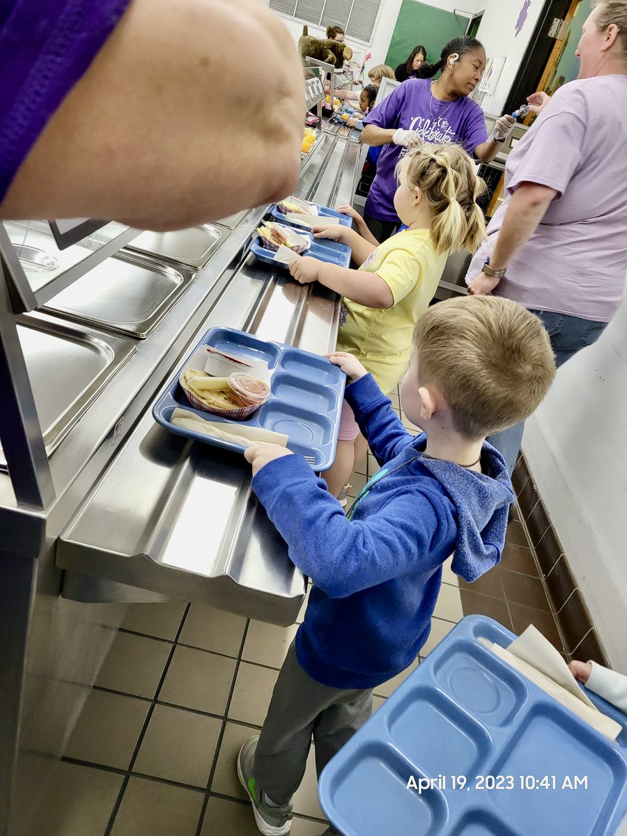 CarlenaSheeran's tweet photo. Our #HCSPreschool students eat their lunch βfamily styleβ while the kindergarteners go through the line.π«π½ The PreK scholars in Jasmin Bensingβs class @NorthParkKids enjoyed going through the lunch line today as they prepare for K.π #HCSBetterTogether #TransitionTips #LunchLine https://t.co/6Gg1HfowZh