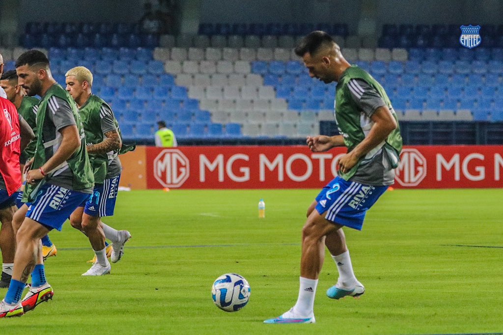 CSEmelec's tweet photo. ¡El #Bombillo ya realiza el calentamiento precompetitivo en la cancha del Capwell! ⚽💪

#ConmebolSudamericana

#PorEmelec #SiempreJuntos🤜🏻🤛🏻⚡ https://t.co/5KxdxqcJvC