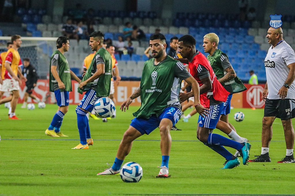 CSEmelec's tweet photo. ¡El #Bombillo ya realiza el calentamiento precompetitivo en la cancha del Capwell! ⚽💪

#ConmebolSudamericana

#PorEmelec #SiempreJuntos🤜🏻🤛🏻⚡ https://t.co/5KxdxqcJvC