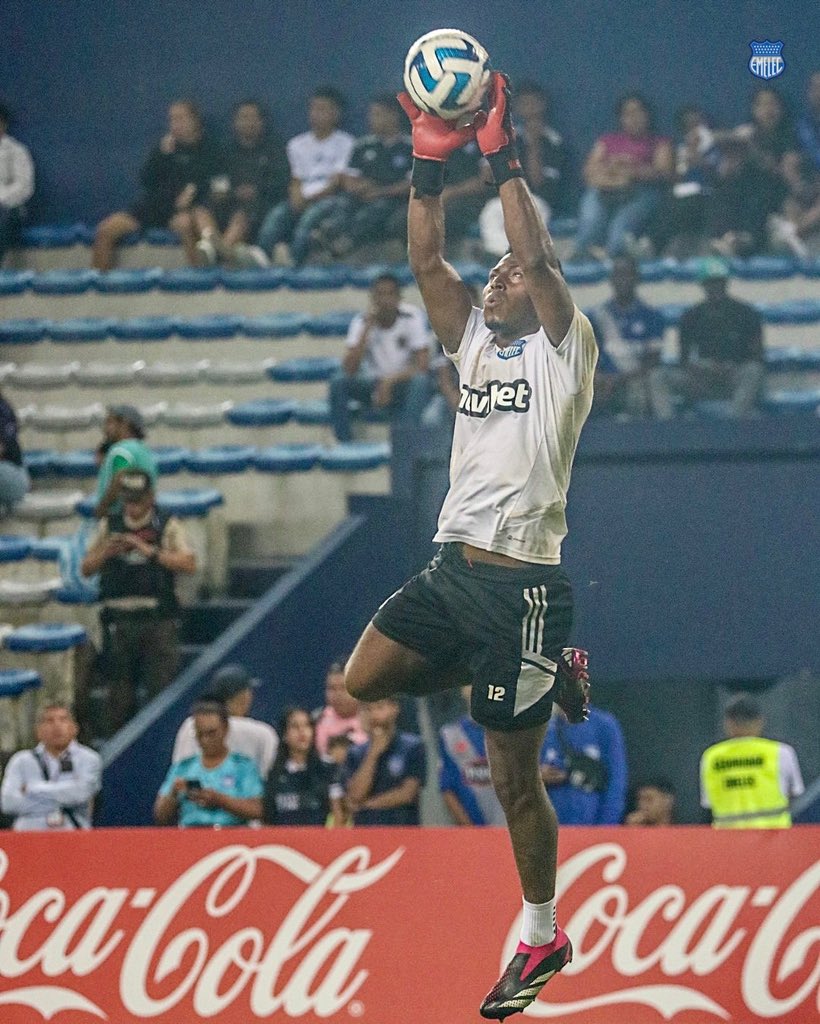 CSEmelec's tweet photo. ¡El #Bombillo ya realiza el calentamiento precompetitivo en la cancha del Capwell! ⚽💪

#ConmebolSudamericana

#PorEmelec #SiempreJuntos🤜🏻🤛🏻⚡ https://t.co/5KxdxqcJvC