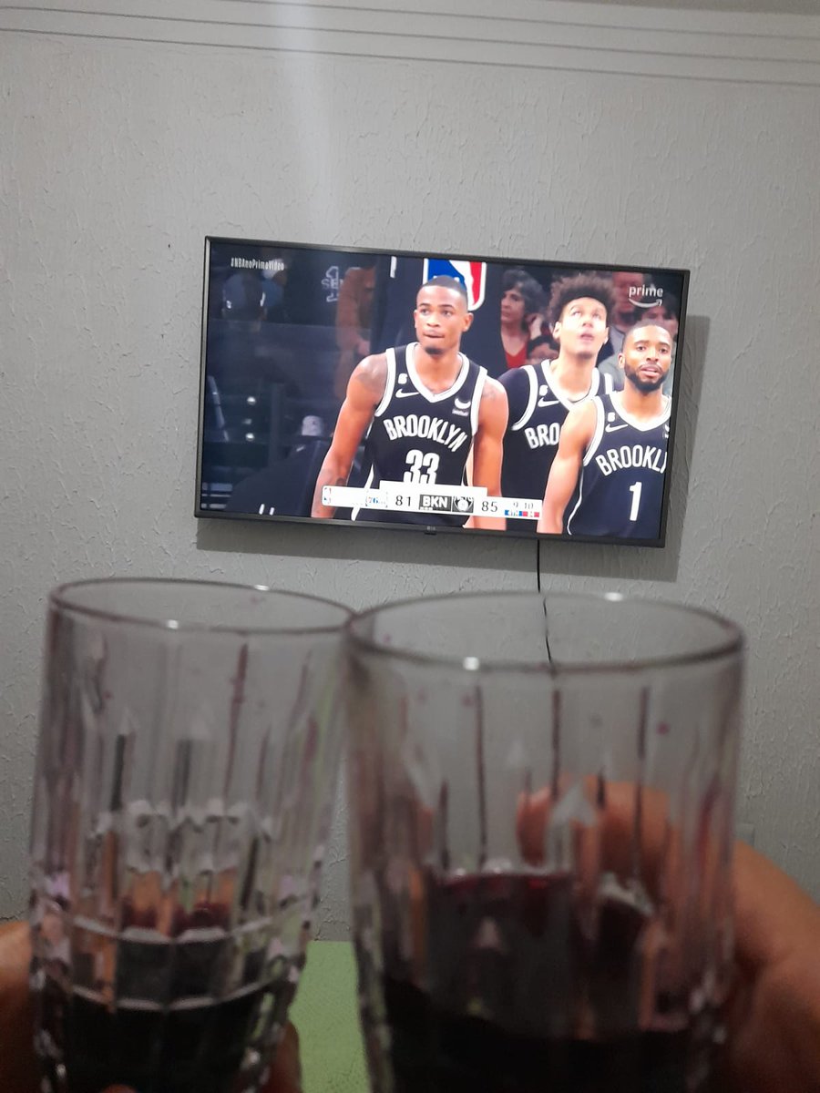 Felix13Silas's tweet photo. Comemorando o aniversário com um vinhozinho e #NBAnaPrimevideo https://t.co/tK6gbhtj79