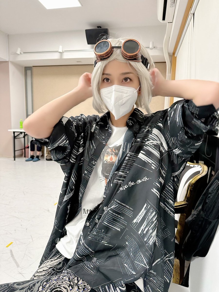 HirokaTsubaki's tweet photo. 出番準備中をずっと撮り続ける小雪ちゃん（紫乃小雪）🤣

#日輪のゆくえ
#アレキサンドライト https://t.co/jTQkrQMsWW