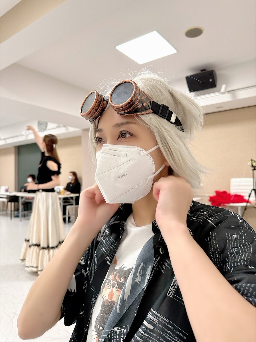 HirokaTsubaki's tweet photo. 出番準備中をずっと撮り続ける小雪ちゃん（紫乃小雪）🤣

#日輪のゆくえ
#アレキサンドライト https://t.co/jTQkrQMsWW