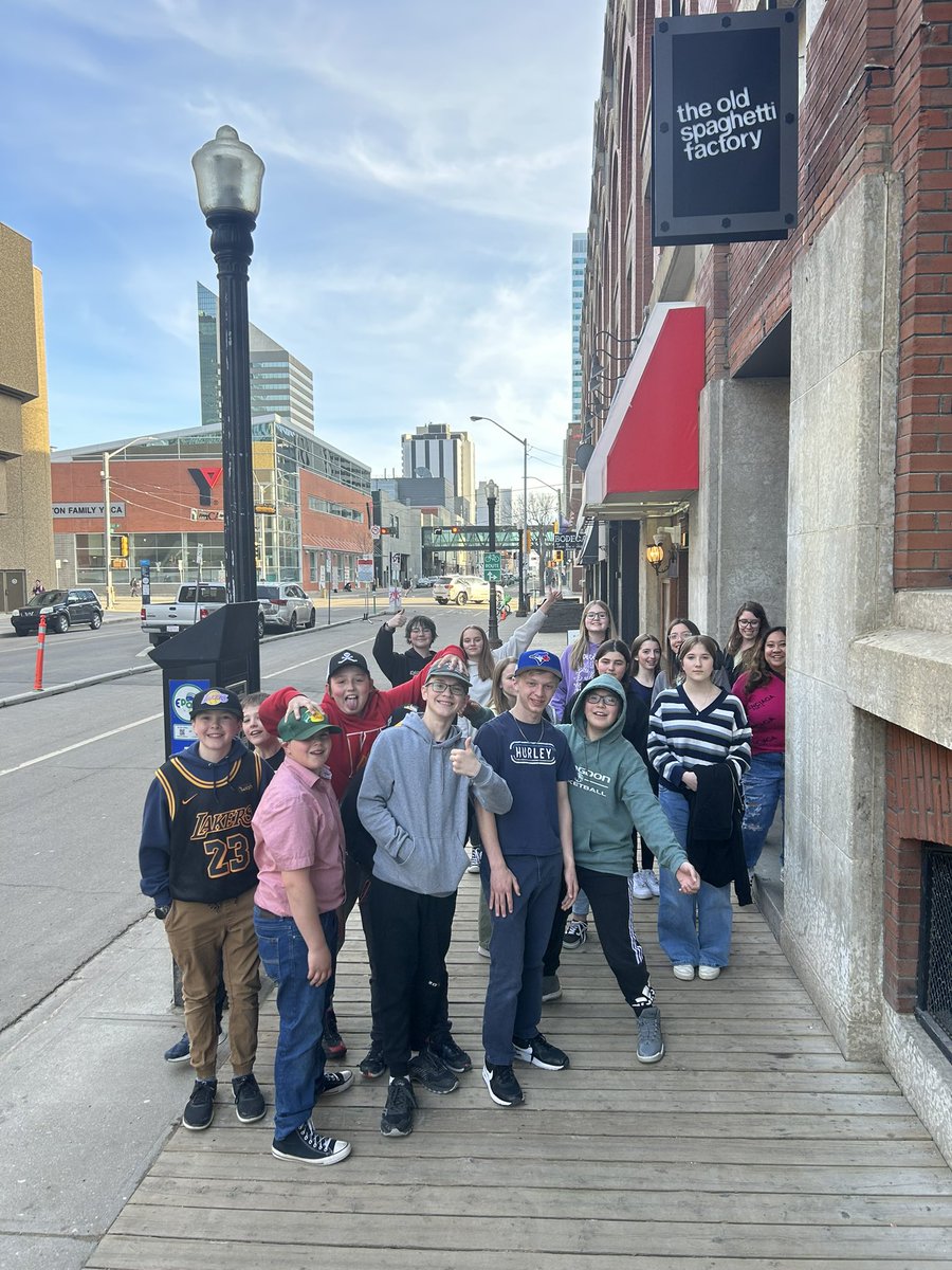 s_heffer's tweet photo. @langdon_school The grade8/9 band had a quick trip to Edmonton and had the chance to work with a professor from U of A and performed for Thorncliff Elementary.  They were awesome Langdon ambassadors and rocked some Queen and Elton John! Way to go! #rvsed https://t.co/PW6QZaVLJc