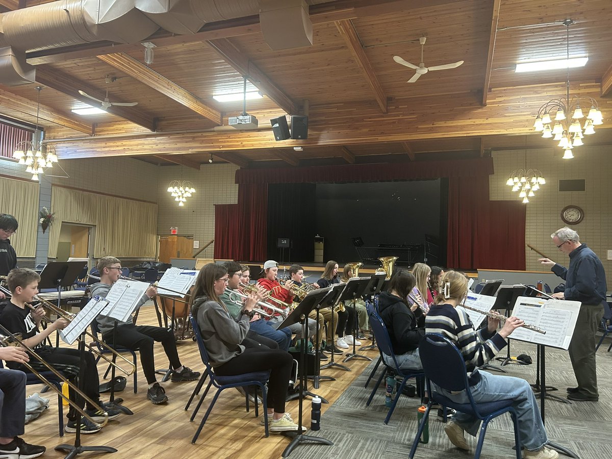 s_heffer's tweet photo. @langdon_school The grade8/9 band had a quick trip to Edmonton and had the chance to work with a professor from U of A and performed for Thorncliff Elementary.  They were awesome Langdon ambassadors and rocked some Queen and Elton John! Way to go! #rvsed https://t.co/PW6QZaVLJc