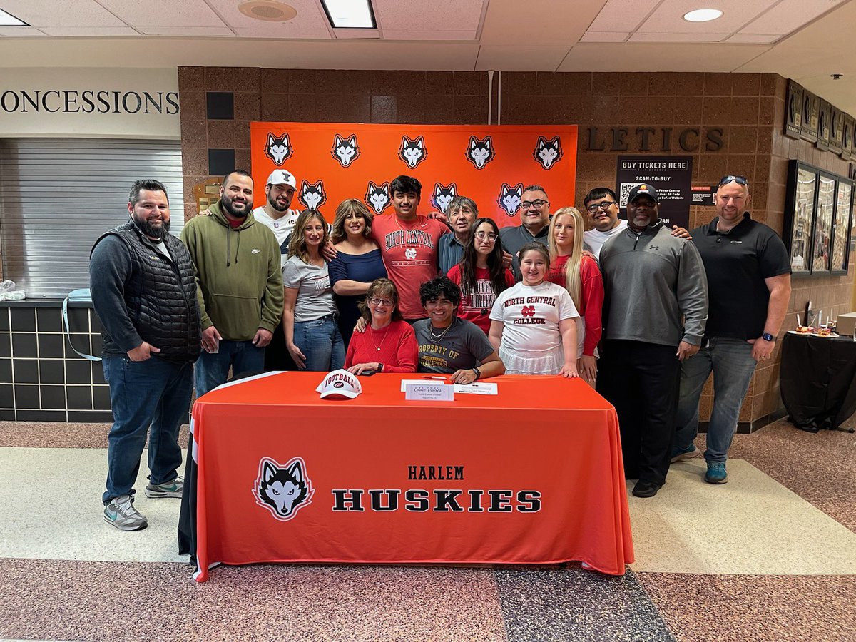 EddieValdes_24's tweet photo. Officially signed! All glory to god!! #AGTG #GoCards🔴⚫️ https://t.co/JapDChxlrJ