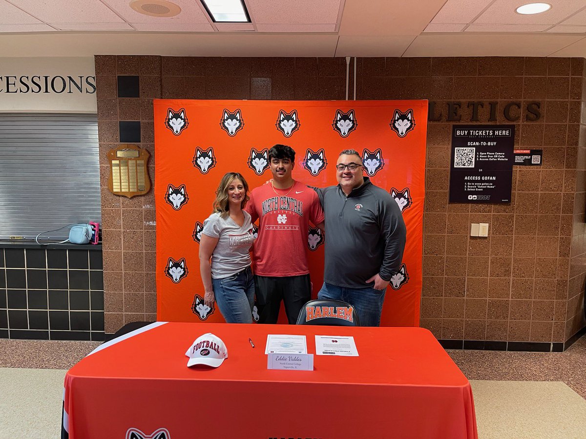 EddieValdes_24's tweet photo. Officially signed! All glory to god!! #AGTG #GoCards🔴⚫️ https://t.co/JapDChxlrJ