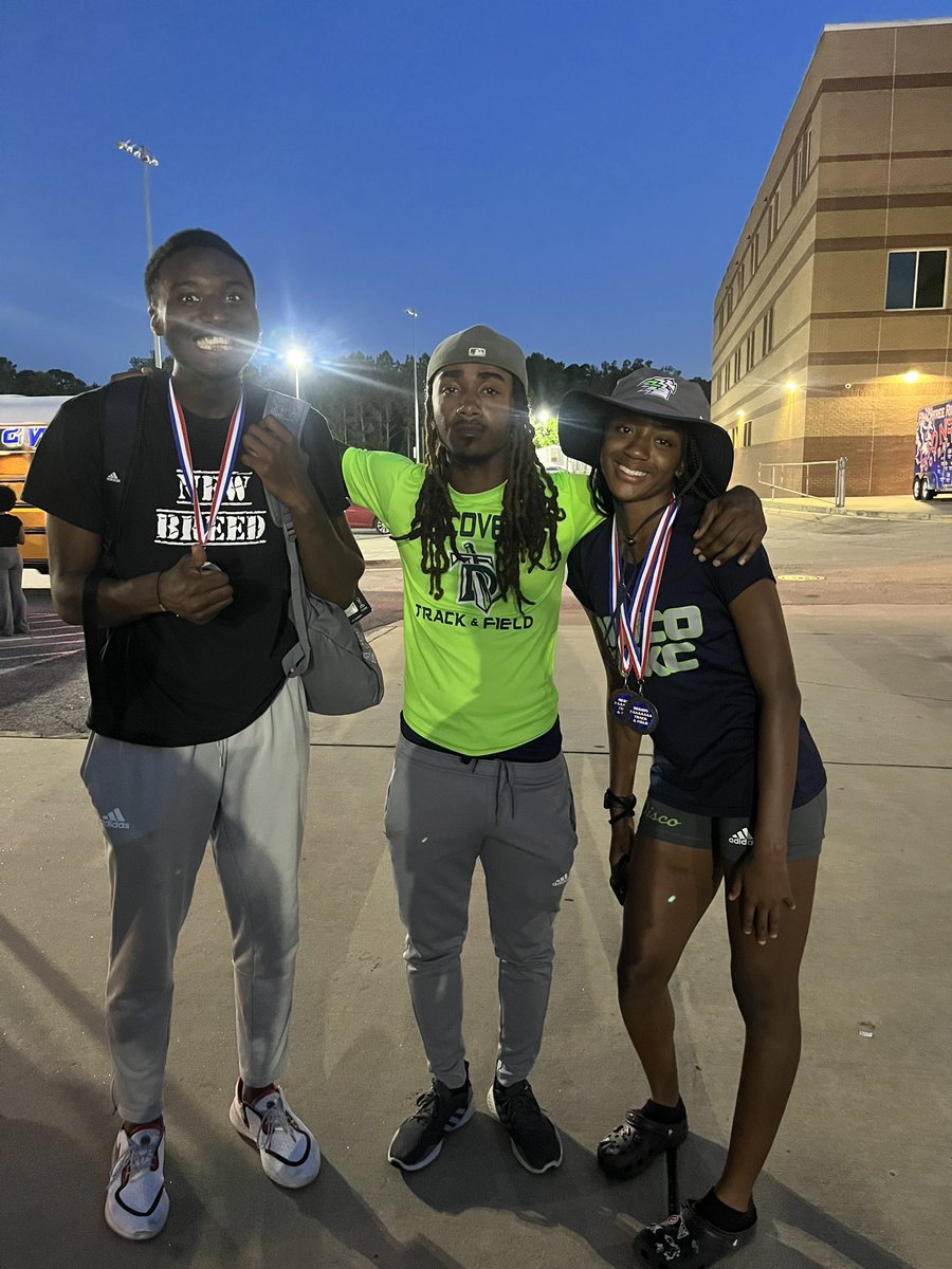 SprintCoachMir's tweet photo. These two characters 😂🤦🏽‍♂️ They definitely made my first year coaching hurdles hilarious ! My first year coaching hurdles and I’m grateful to have coached @IshmealNeblett to a region championship in the 110h (15.44) and @JTickia region runner up (15.05) ! Sectionals Up next 💚🎫💙 https://t.co/E0HYD1PvHq