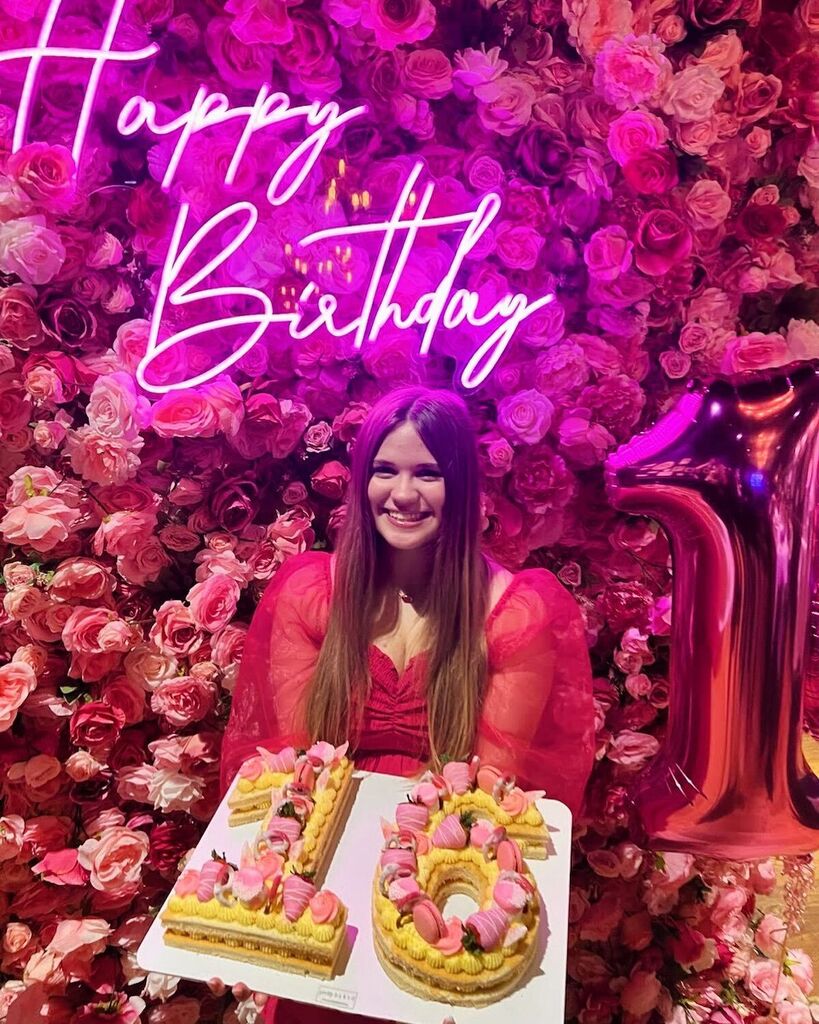 PrettyBaked_'s tweet photo. W parents went all out for their daughter’s sweet 16th birthday and we’re here for it.

#prettybaked #sweet16 #birthdaygirl #houstoncakes https://t.co/deKxOZcntu https://t.co/zuvJBQPCTI