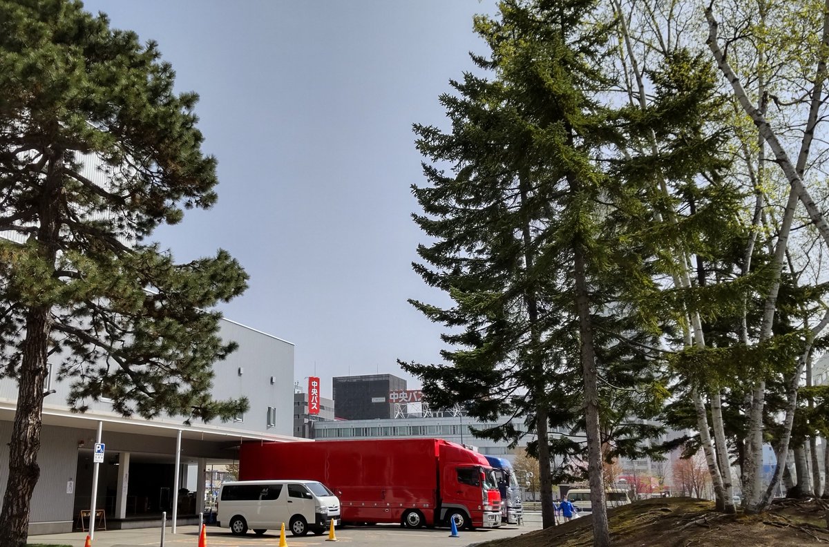 anna0139's tweet photo. 今夜はJULLEのLIVE🎸カナモトホール下見に来ました！HITARUとテレビ塔の真ん中、ちょうど搬入口にバスも着いたところでした #JULLE #カナモトホール #札幌 https://t.co/UV5fl7IfeK