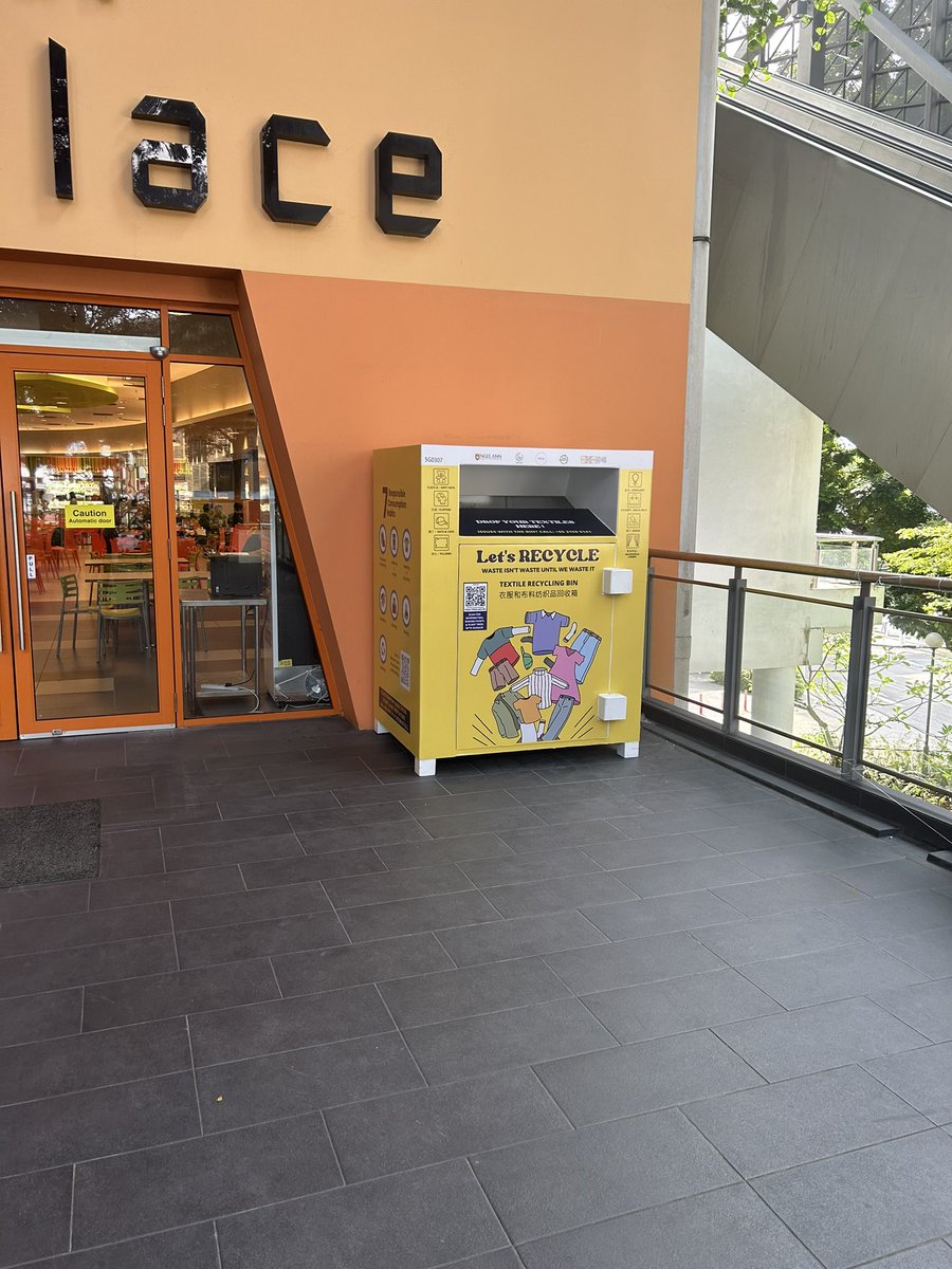 Aloyporridge's tweet image. Cloop bin near makan place in ngee ann, read up on cloop.sg and learn about sustainable practices!!!!!!!!!!!!!!!!!!!!!!!!!!!!!!! 
#cloop #closethedashionloop #cloopreclyingbin
