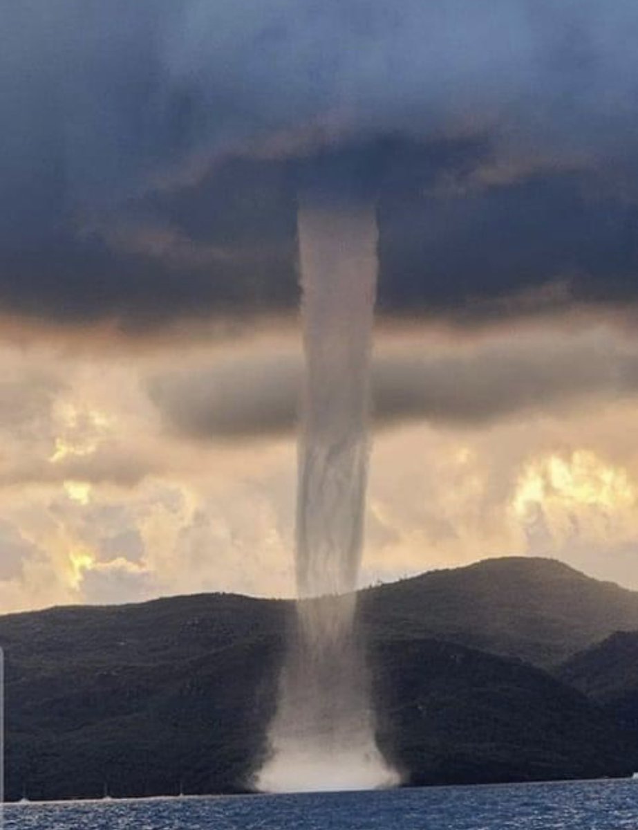 TORSZN's tweet photo. Waterspout. Airlie Beach Australia. 4/12/23. #wxtwitter https://t.co/JDdz6ucCzx