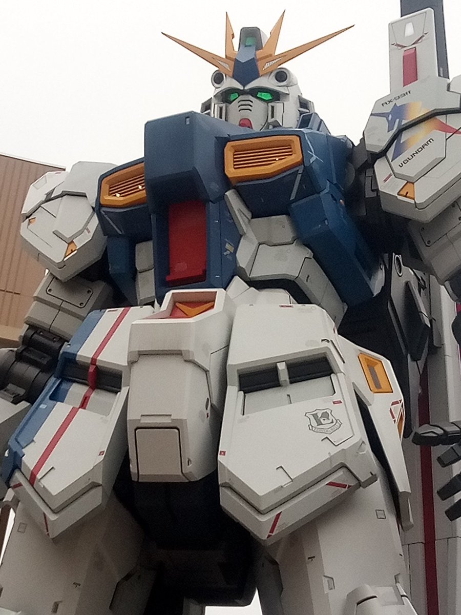 Qauch's tweet photo. ウホッ！
ファースト、ユニコーンに続いてこれで３体目を無事に「オガンダム」出来たか（・・・・途中でバカラスになったがw）

これで足元に、サザビーの1/1の脱出ポッドがあれば最高何だけどなぁ〜♪ https://t.co/oQ0z1Eojfy