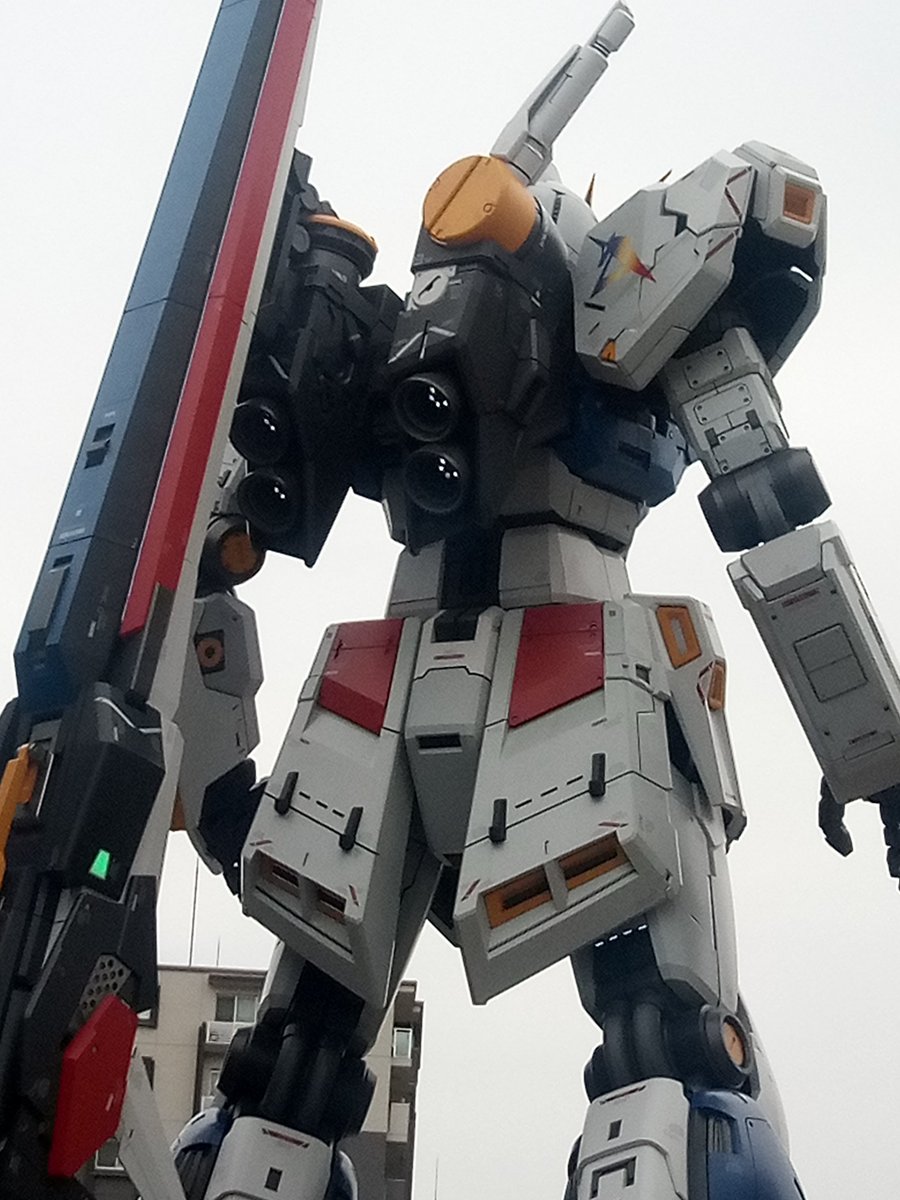 Qauch's tweet photo. ウホッ！
ファースト、ユニコーンに続いてこれで３体目を無事に「オガンダム」出来たか（・・・・途中でバカラスになったがw）

これで足元に、サザビーの1/1の脱出ポッドがあれば最高何だけどなぁ〜♪ https://t.co/oQ0z1Eojfy