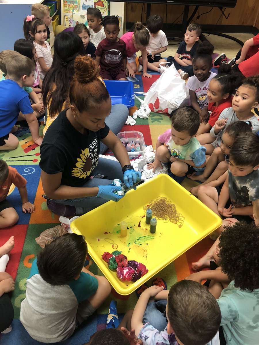 It’s WOTYC and today we celebrated our youngest learners using their imagination through art.  As children draw and paint they are learning about colors, shapes and sizes of objects 🎨🖌️@CFISDAndreELC @CFISDCOMMPROG @CFISDELCS #artsythursday #assistantdirector