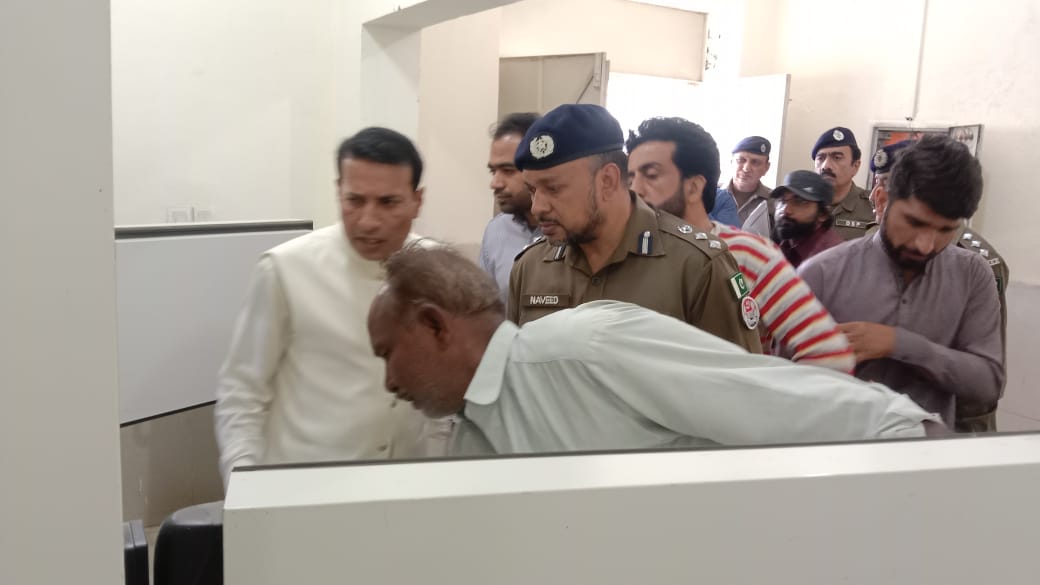 NaveedPSP's tweet photo. Looking after Victims alongwith concerned staff and their relatives. https://t.co/t3NMnnQGZd