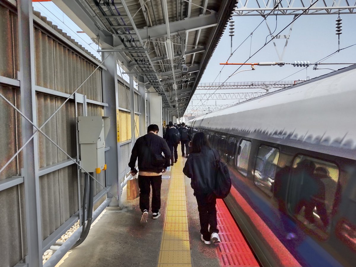 kagerou665's tweet image. 新幹線車両と施設を利用した在来線扱いの博多南線乗ってきた。
何と500系ぢゃないですか‼︎👀
車両基地に無理矢理作ったようなホーム。駅名標はJR西日本式。
#博多南線
#JR西日本
#鉄道完乗記