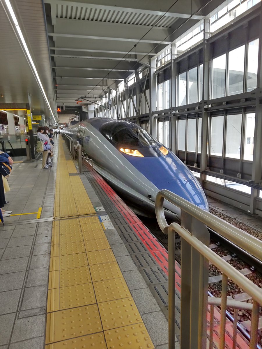 kagerou665's tweet image. 新幹線車両と施設を利用した在来線扱いの博多南線乗ってきた。
何と500系ぢゃないですか‼︎👀
車両基地に無理矢理作ったようなホーム。駅名標はJR西日本式。
#博多南線
#JR西日本
#鉄道完乗記