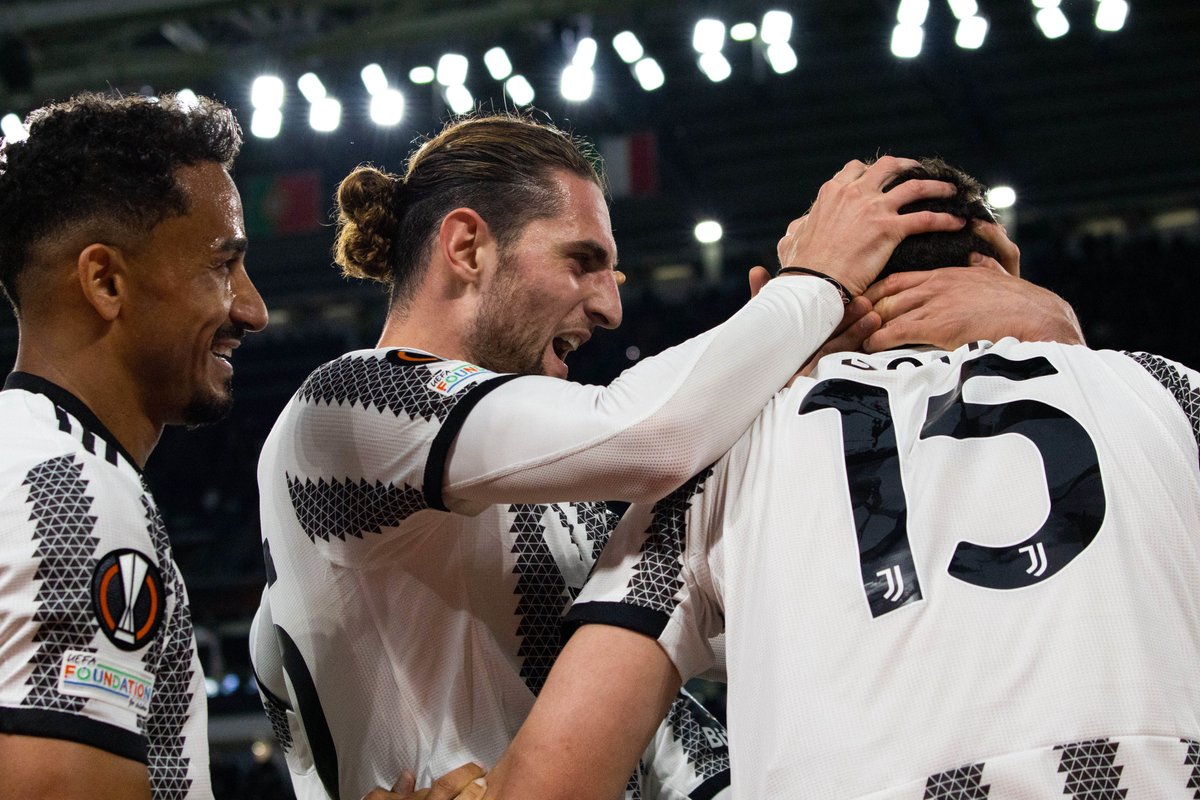 ActuFoot_'s tweet photo. Cinq clubs italiens sont encore représentés en Coupe d'Europe :

🇮🇹 Milan (LDC)
🇮🇹 Inter (LDC)
🇮🇹 Roma (Europa League)
🇮🇹 Juventus (Europa League)
🇮🇹 Fiorentina (Conference)

Le seul club italien éliminé durant ces 1/4 de finale : le Napoli, par un autre club italien (Milan). 😅 https://t.co/oRCqidQCLT