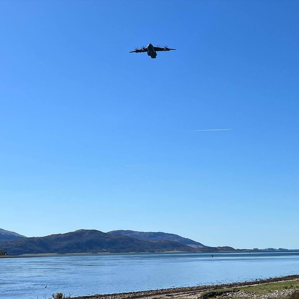 corranlight's tweet image. #herculesc130 doing its slow pass up Loch Linnhe.
.
#lochlinnhe #highlands #scotland instagr.am/p/CrRZdTSNyG0/