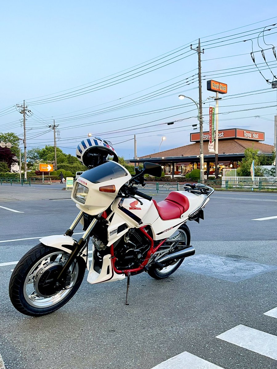 EightyQuarter's tweet photo. ロイヤル Vツイン

# VT250FC  #vt250f https://t.co/4Fuzq1bsRL