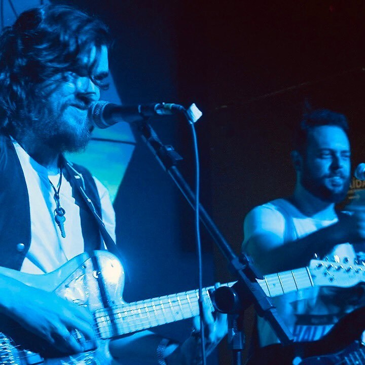 #tbt da pesada, tocando em trio com meus irmãos @tiagolobao e @andredea na Jai Club, São Paulo, em 2016. Fotos da <a href="/jueprado/">Julianne Prado</a> 💛💛💛 
.
.
.
.
.
#saopaulo #sp #musicaaovivo #show #rock #trio #saudade 
#nevilton #brazilian #indie #thewho #indierock #psyched… instagr.am/p/CrRbmwRNOG8/