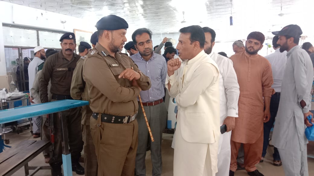 NaveedPSP's tweet photo. With ADC(R) and MS DHQ Bhakkar https://t.co/rWfIEwwIRU