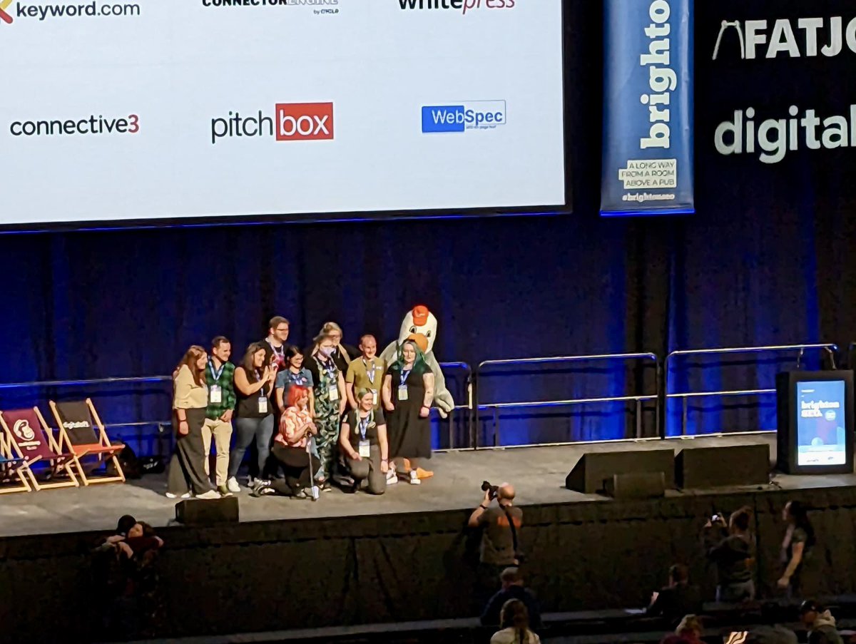 chloeivyroseseo's tweet photo. #BrightonSEO day one ft @CrystalontheWeb @cptntommy @tim_room_seo @lydia_seo_ 

Plus a bunch of queer SEOs 💓 https://t.co/AmW6j7D8sH