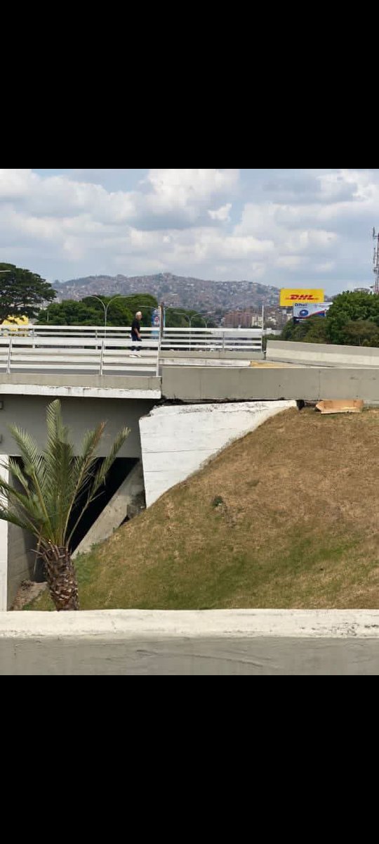 freeUR_vzla's tweet photo. Cuando el Puente de Los Ruices ceda y se ocasione una tragedia no digan que no fue avisado en hundimiento de sus bases https://t.co/uODOiQz9nE