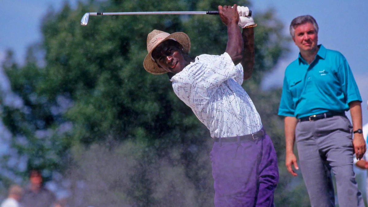 altieribruno's tweet photo. El 19 de abril de 1986, el día en Brookline era soleado, primaveral. Michael Jordan había quedado la noche anterior con Danny Ainge para jugar unos hoyos en el Framingham Country Club, una costumbre que ambos tenían cada vez que Bulls y Celtics se enfrentaban entre sí. https://t.co/HVGNKxKZ6D