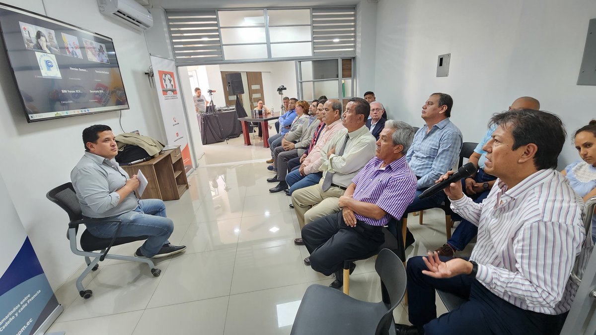 18/04 Se realizó la Sesión Ordinaria de la Junta Directiva de las #CámarasDeLaConstrucción #Ecuador, fortaleciendo la unidad y delineando proyectos. Los presidentes de las Cámaras mantuvieron charla con <a href="/alembertveraec/">Dr. Alembert Vera</a>, donde los Gremios se sumen al trabajo futuro del <a href="/CpccsEc/">Participa Ecuador</a>.