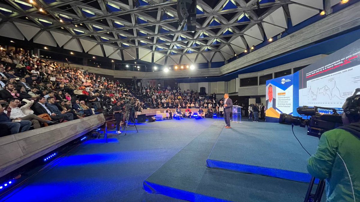lamiraecuador's tweet image. #URGENTE
¡CONFERENCIA MAGISTRAL DE RAFAEL CORREA!
El expresidente Rafael Correa, @MashiRafael dicta junto a otros expertos internacionales, un seminario en Venezuela, enfocado en la recuperación de la economía de ese país.
@fundacionIEET
