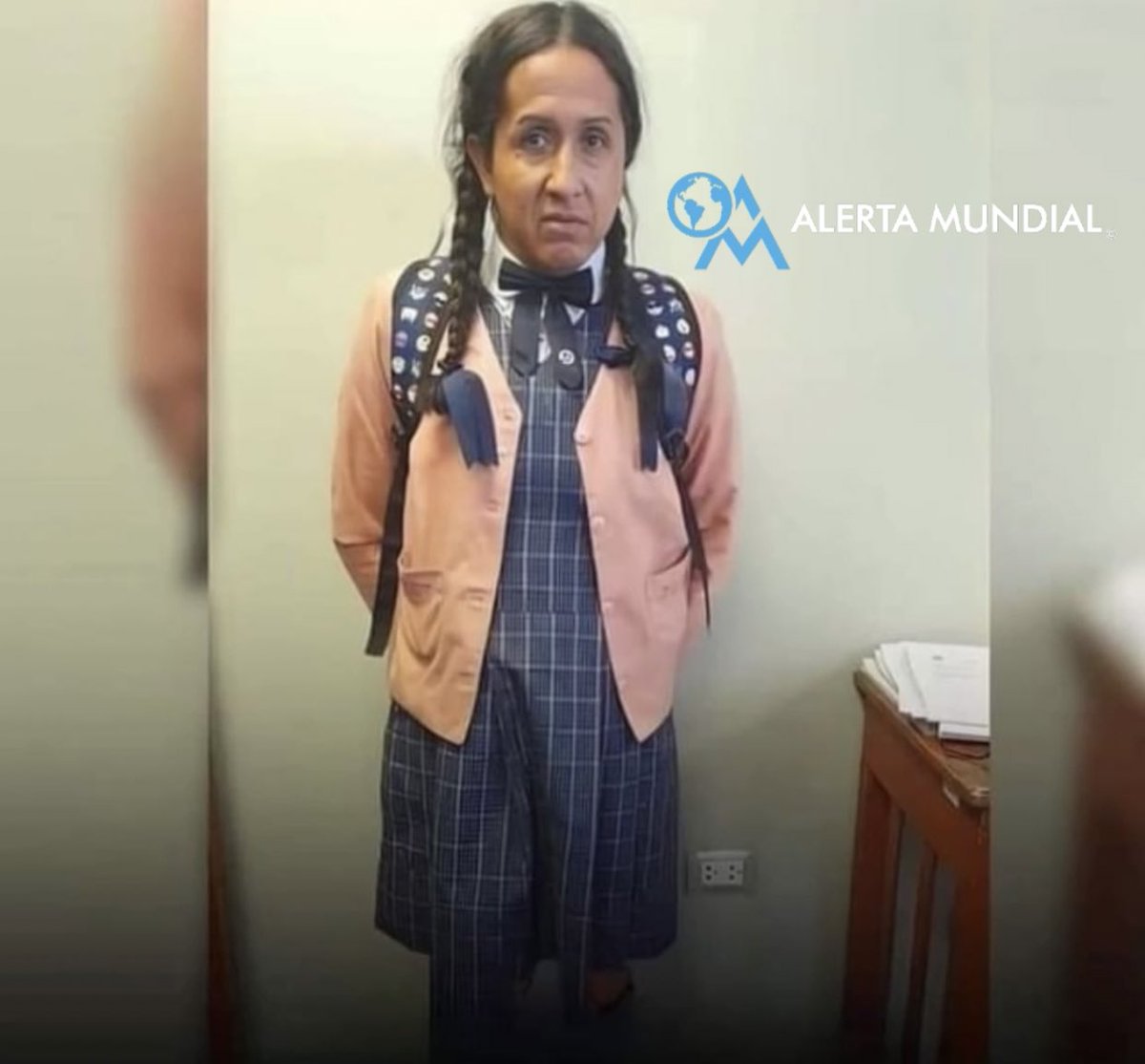 AlertaMundoNews's tweet photo. 🇵🇪 | PERÚ: ¡Con trenzas y uniforme! Detienen a un hombre de 42 años vestido de mujer en baño de colegio de niñas en Huancayo. Según la policía, se aprovechaba para grabar a menores en los baños. https://t.co/IUyiKruwZ3