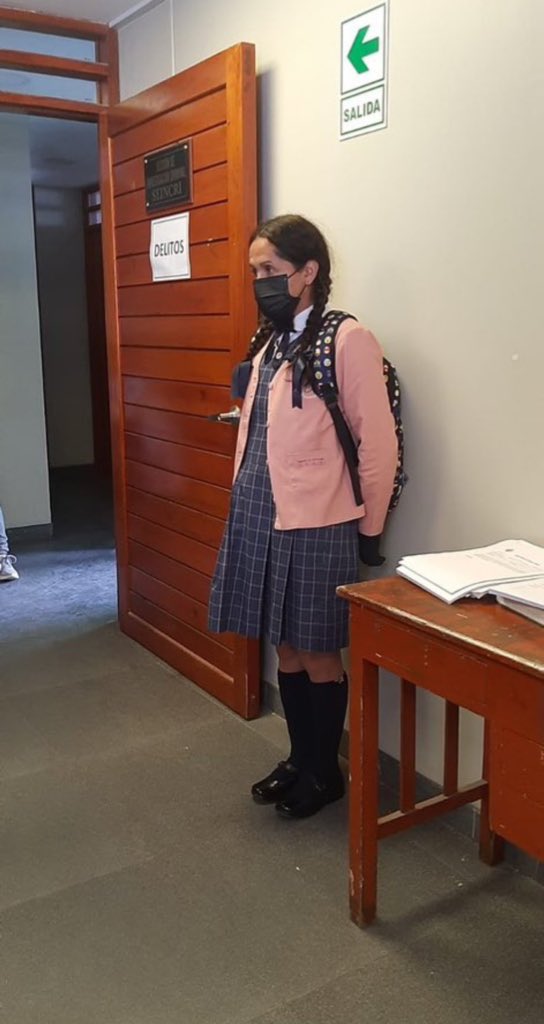 AlertaMundoNews's tweet photo. 🇵🇪 | PERÚ: ¡Con trenzas y uniforme! Detienen a un hombre de 42 años vestido de mujer en baño de colegio de niñas en Huancayo. Según la policía, se aprovechaba para grabar a menores en los baños. https://t.co/IUyiKruwZ3