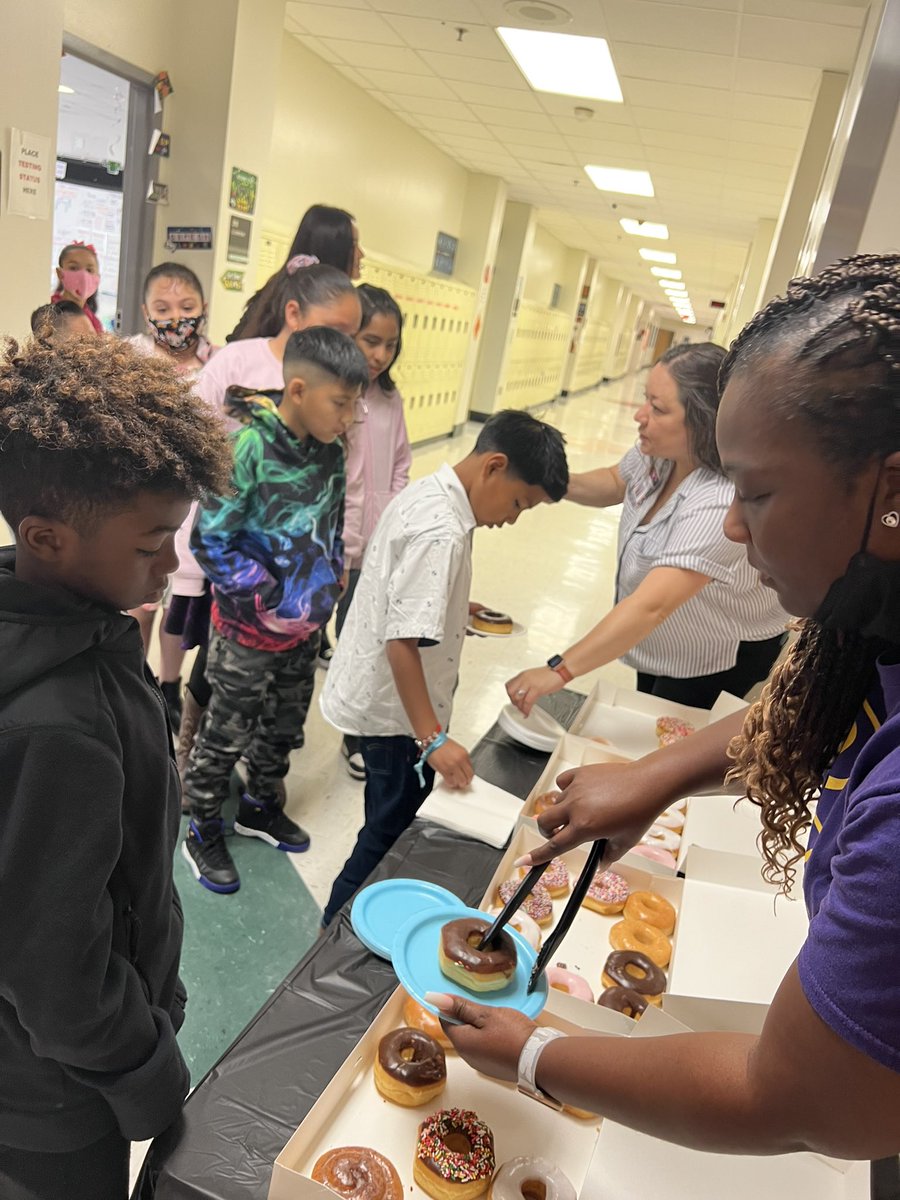 PadillaDISD's tweet photo. Today was our last small group with our 3rd grade students before the big day next week! We brought them a sweet treat to encourage them and celebrate their hard work. Such a great group!!  @DragonsMedrano @KristenB_DISD @PadillaDISD @ICanReadDallas @MsJenkins577 https://t.co/AhCyi98Knj