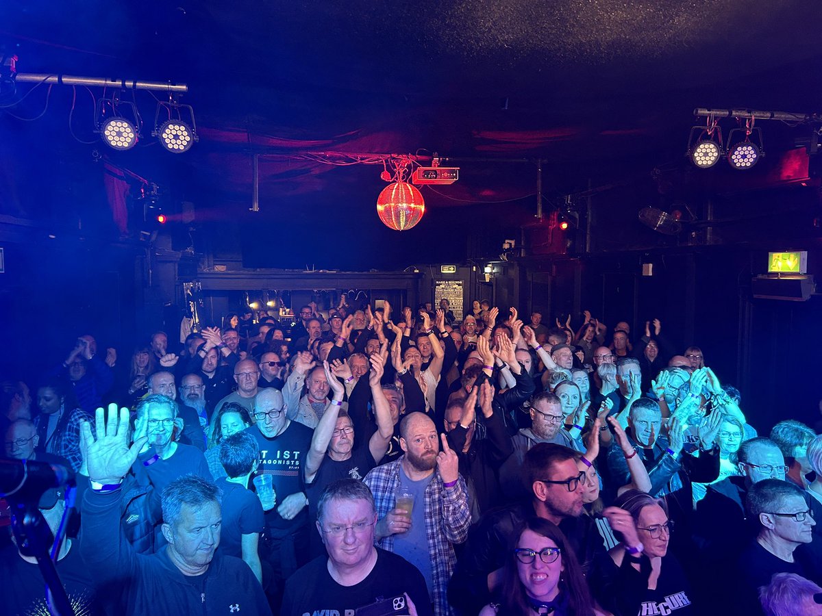 ististmusic's tweet photo. Nice one Birmingham fucking amazing that. Thank you, especially that guy flipping us off there 🖕🏼 https://t.co/0eUVCWEy7U