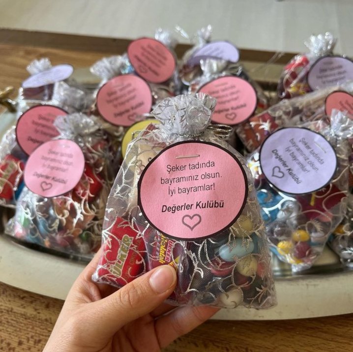 Cân bula cânânını
Bayrâm o bayrâm ola
Kul bula sultânını
Bayrâm o bayrâm ola