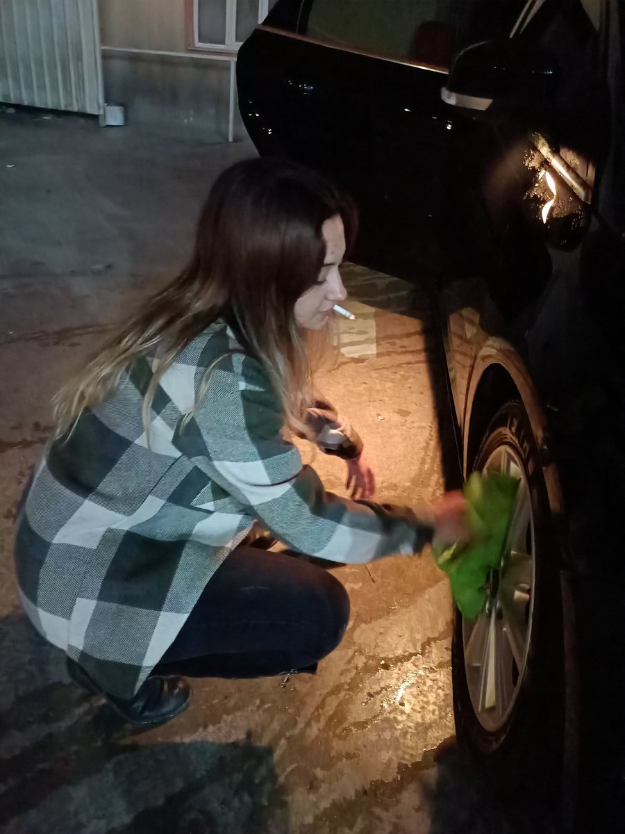 ozl3miniz's tweet photo. Ağzında sigarayla iş yapan kız çekiciliği 👍🏻 @suyeeda https://t.co/ugZsdl2W6F