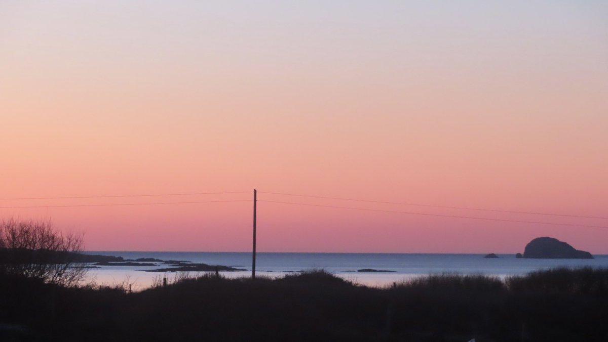 wildswimmer67's tweet photo. Sunset over Gola from Braade in #DonegallabouttheLight #donegal #ireland @welovedonegal @DonegalWeatherC #sunset #weather #rteweather #idonegal https://t.co/5R5XgbpUfJ